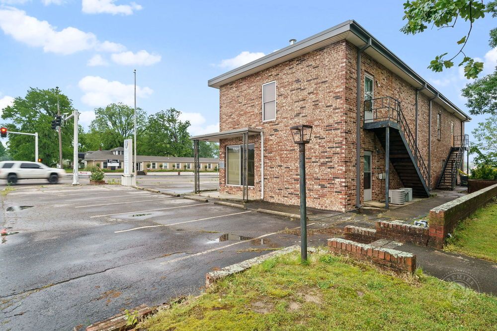 Office For Sale: 1500 Main St, Van Buren, AR 72956